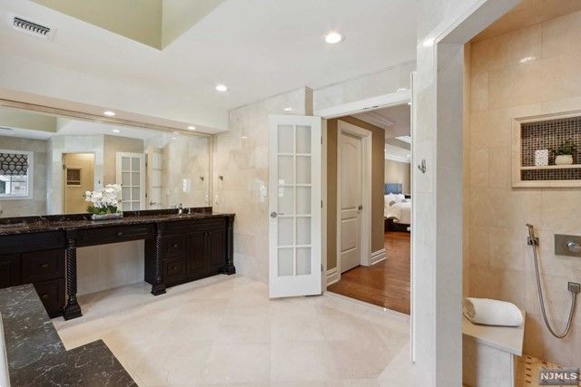 5 Sipporta Lane, Paramus, NJ 07652