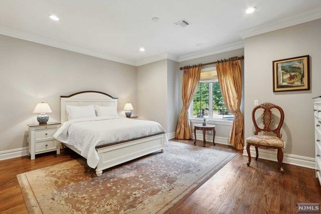 5 Sipporta Lane, Paramus, NJ 07652