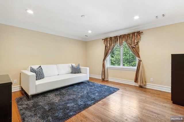 5 Sipporta Lane, Paramus, NJ 07652