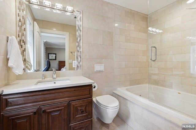 5 Sipporta Lane, Paramus, NJ 07652