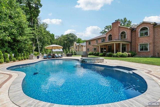 5 Sipporta Lane, Paramus, NJ 07652