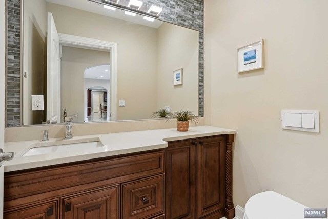5 Sipporta Lane, Paramus, NJ 07652