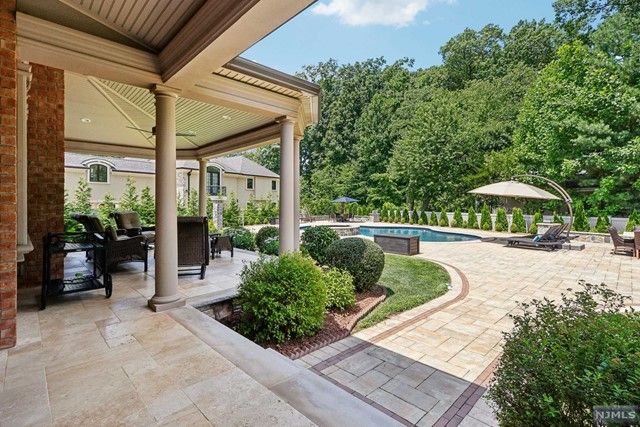 5 Sipporta Lane, Paramus, NJ 07652