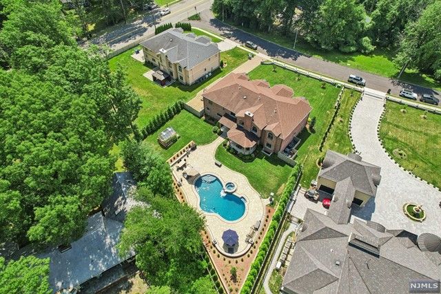 5 Sipporta Lane, Paramus, NJ 07652