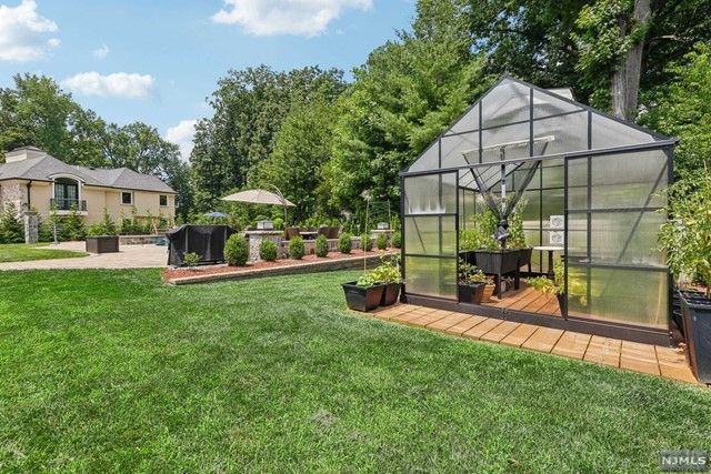 5 Sipporta Lane, Paramus, NJ 07652