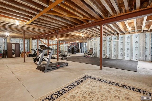 5 Sipporta Lane, Paramus, NJ 07652