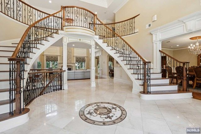 5 Sipporta Lane, Paramus, NJ 07652
