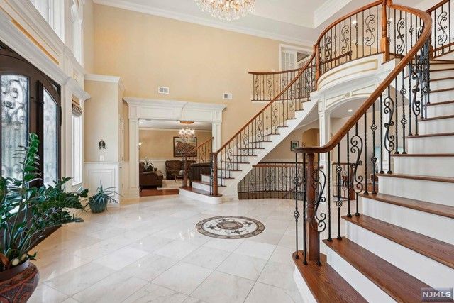 5 Sipporta Lane, Paramus, NJ 07652