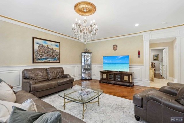 5 Sipporta Lane, Paramus, NJ 07652