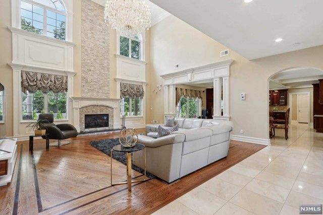 5 Sipporta Lane, Paramus, NJ 07652