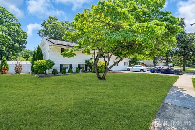 14 Arlington Drive, Howell, NJ 07731