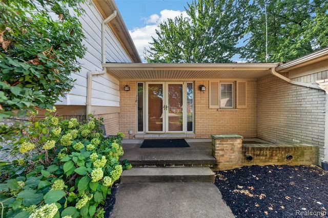 6611 Cottonwood Knoll Court, West Bloomfield, MI 48322