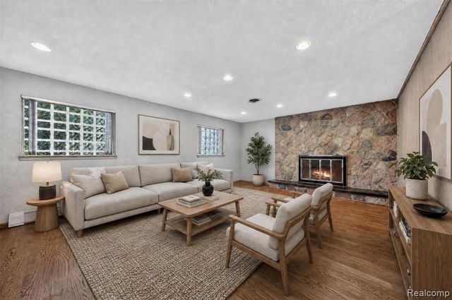 6611 Cottonwood Knoll Court, West Bloomfield, MI 48322