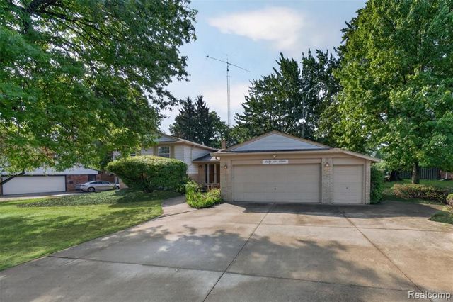 6611 Cottonwood Knoll Court, West Bloomfield, MI 48322