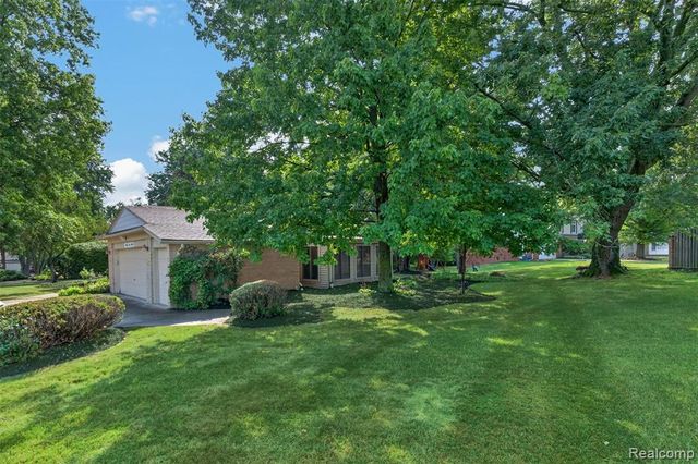 6611 Cottonwood Knoll Court, West Bloomfield, MI 48322