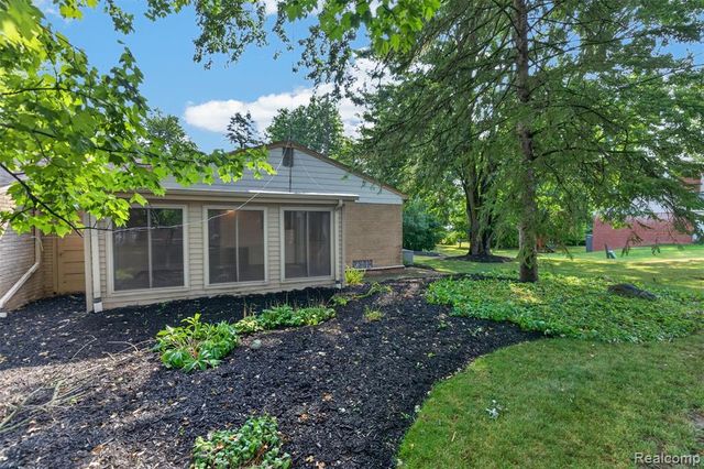6611 Cottonwood Knoll Court, West Bloomfield, MI 48322