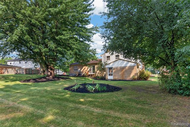 6611 Cottonwood Knoll Court, West Bloomfield, MI 48322