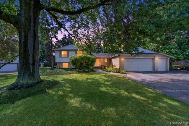 6611 Cottonwood Knoll Court, West Bloomfield, MI 48322