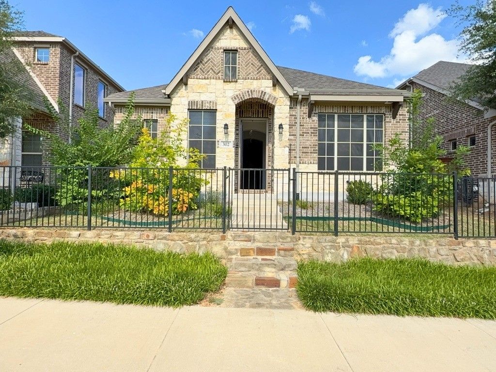302 Julia Lane, Euless, TX 76040