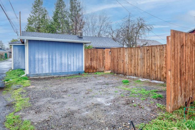 903 W 11th Street, Medford, OR 97501