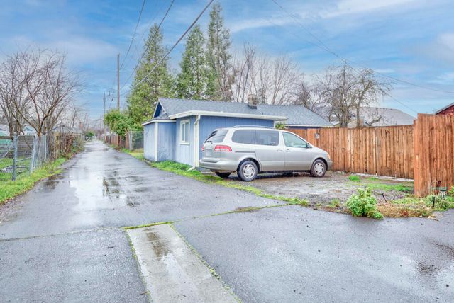 903 W 11th Street, Medford, OR 97501