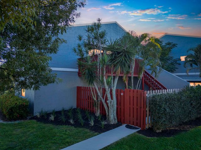 7 Crossings Circle, Boynton Beach, FL 33435