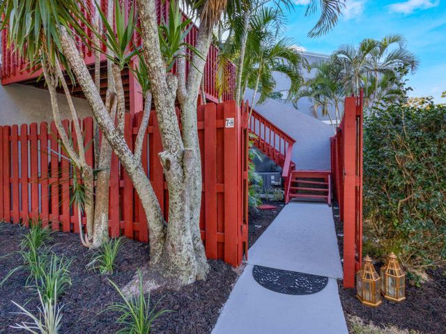 7 Crossings Circle, Boynton Beach, FL 33435