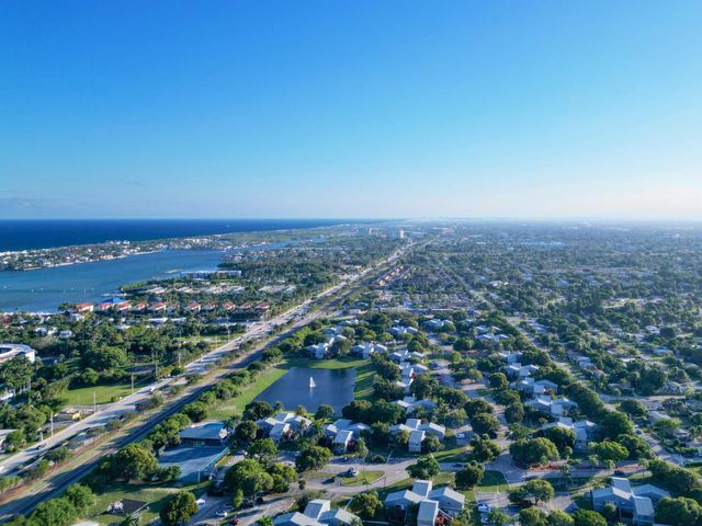 7 Crossings Circle, Boynton Beach, FL 33435
