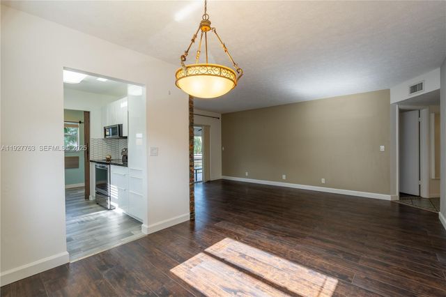 8002 Lagos De Campo Blvd B-201, Tamarac, FL 33321