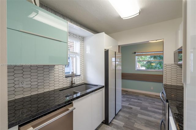 8002 Lagos De Campo Blvd B-201, Tamarac, FL 33321