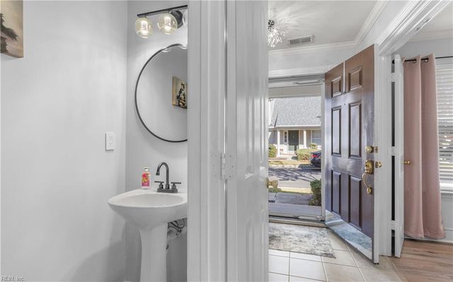 805 Calvert CT, Chesapeake, VA 23320