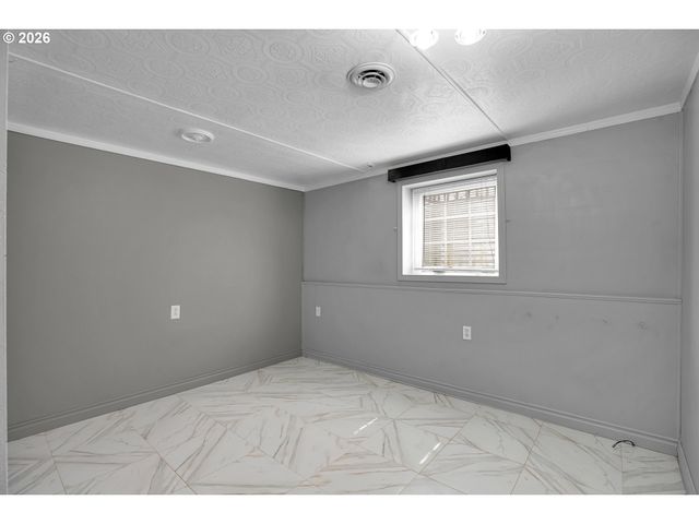 5775 Se WESTFORK St, Portland, OR 97206