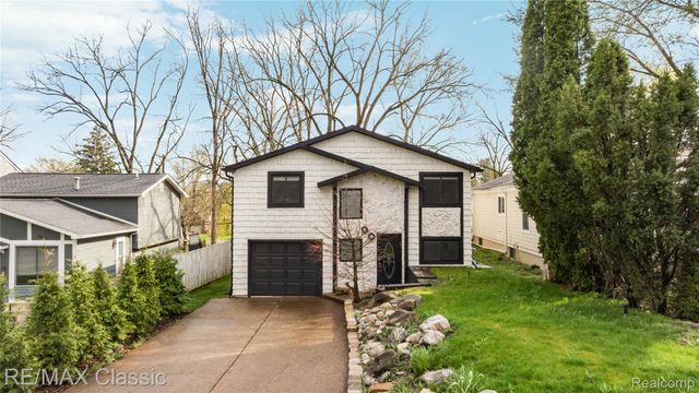 2149 Sunnycrest Drive, West Bloomfield Charter Township, MI 48323