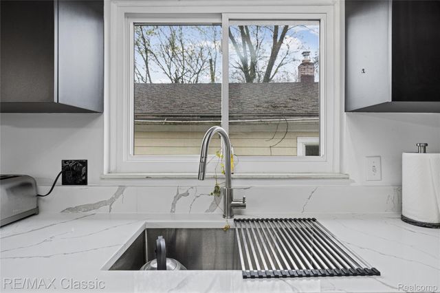 2149 Sunnycrest Drive, West Bloomfield Charter Township, MI 48323