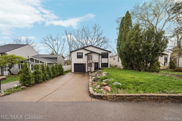 2149 Sunnycrest Drive, West Bloomfield Charter Township, MI 48323