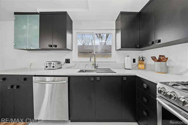 2149 Sunnycrest Drive, West Bloomfield Charter Township, MI 48323