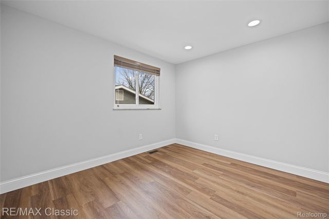 2149 Sunnycrest Drive, West Bloomfield Charter Township, MI 48323