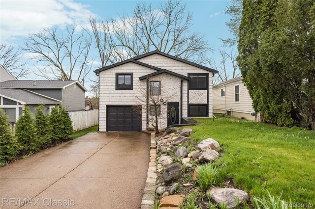 2149 Sunnycrest Drive, West Bloomfield Charter Township, MI 48323