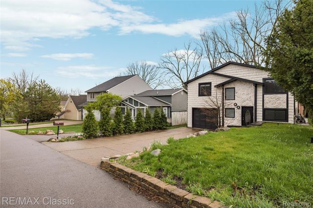 2149 Sunnycrest Drive, West Bloomfield Charter Township, MI 48323