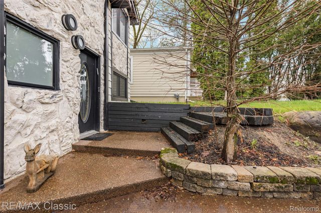 2149 Sunnycrest Drive, West Bloomfield Charter Township, MI 48323