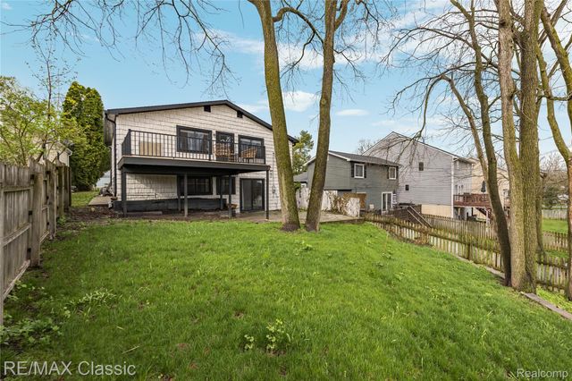 2149 Sunnycrest Drive, West Bloomfield Charter Township, MI 48323