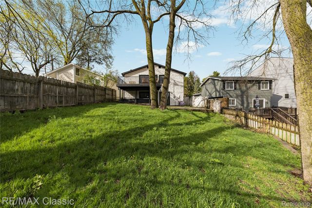 2149 Sunnycrest Drive, West Bloomfield Charter Township, MI 48323