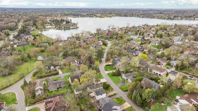 2149 Sunnycrest Drive, West Bloomfield Charter Township, MI 48323