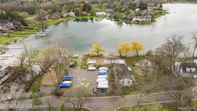 2149 Sunnycrest Drive, West Bloomfield Charter Township, MI 48323