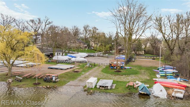 2149 Sunnycrest Drive, West Bloomfield Charter Township, MI 48323