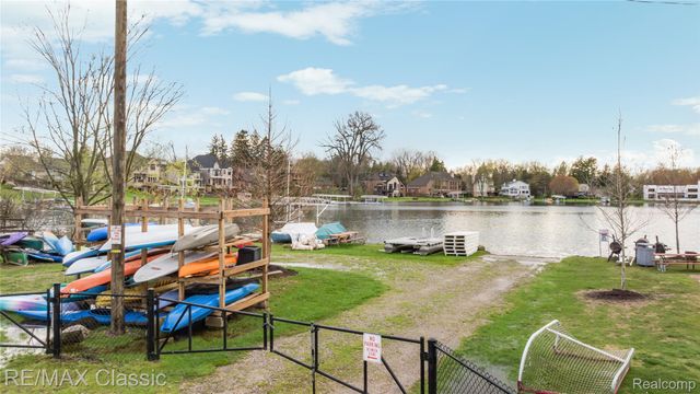 2149 Sunnycrest Drive, West Bloomfield Charter Township, MI 48323