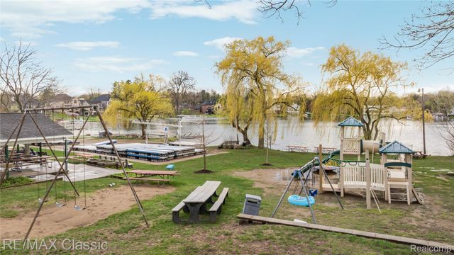 2149 Sunnycrest Drive, West Bloomfield Charter Township, MI 48323