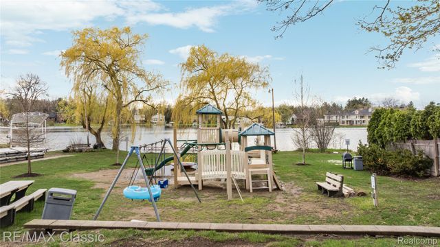 2149 Sunnycrest Drive, West Bloomfield Charter Township, MI 48323