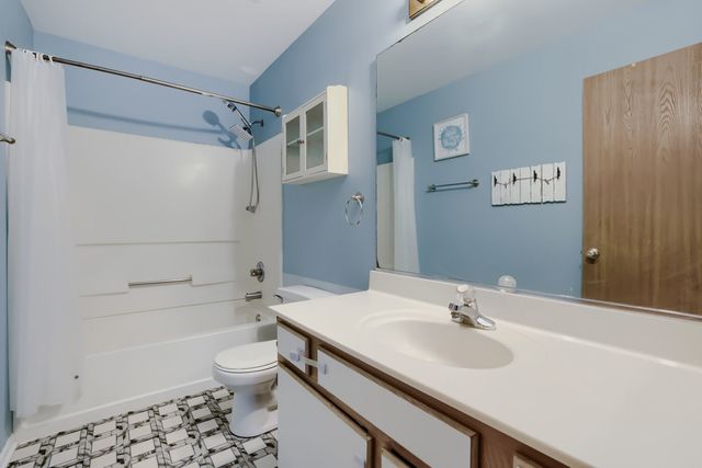 108 E Big Horn Drive, Grayslake, IL 60030