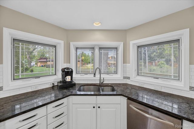 16927 Farmington Road, Livonia, MI 48154